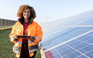 IEEE-USA：加强女性在工程领域的地位（身穿橙色夹克的女性、电气工程师、太阳能电池板农场）